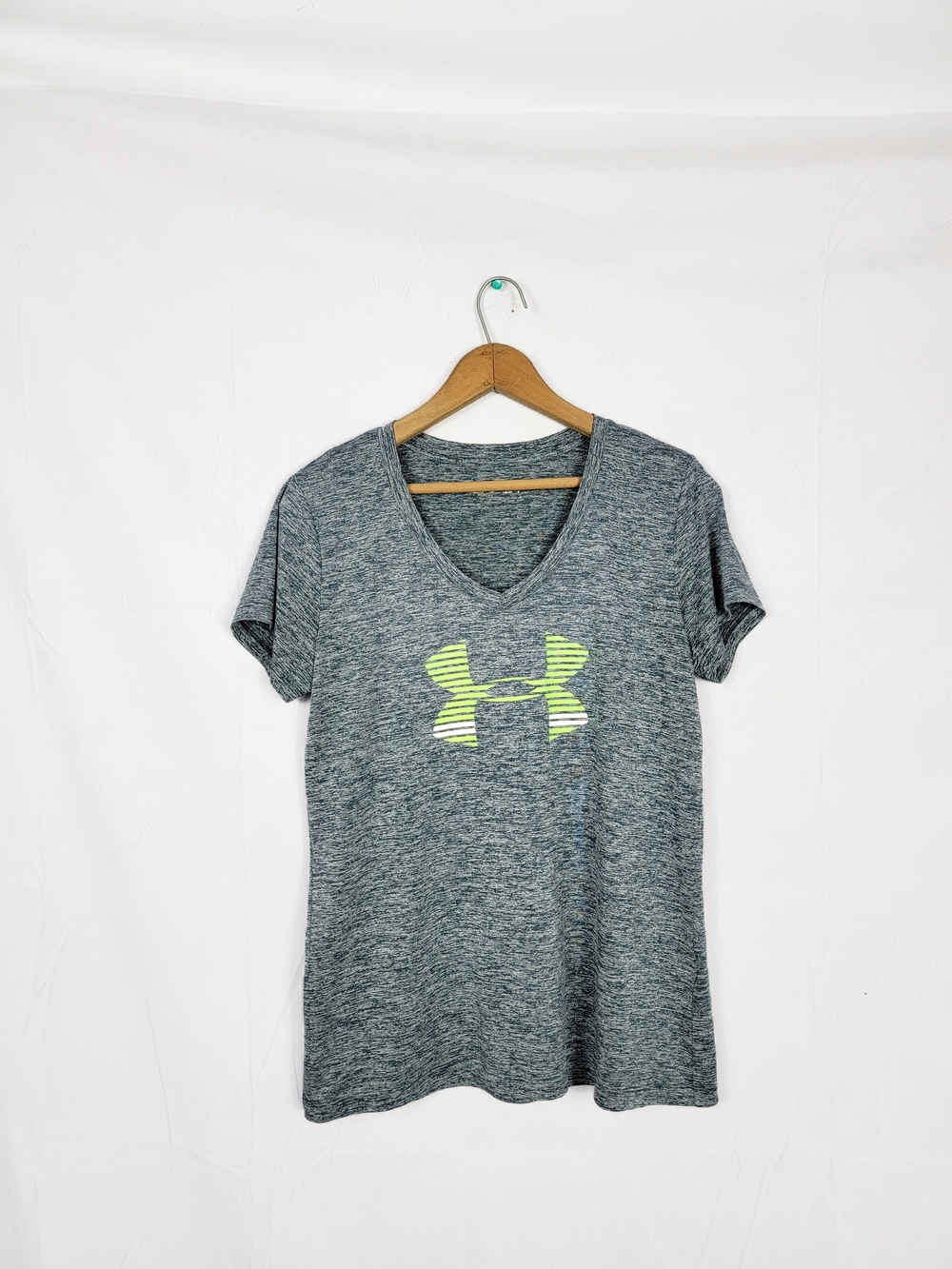 Medium Under Armour Women’s Heather Gray V-Neck Tshirt